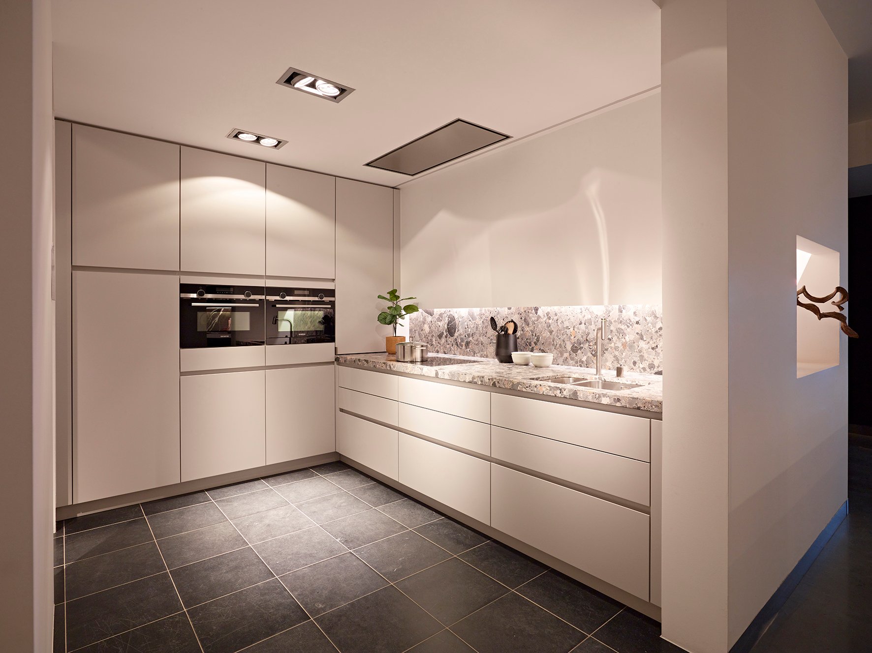 1 Keuken, Dekeyzer, showroom; Menen-1